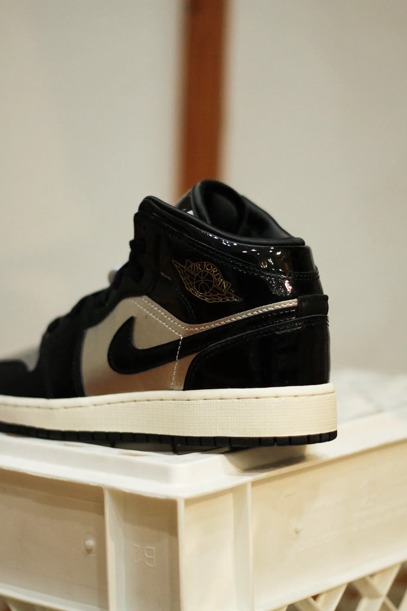 AIR JORDAN 1 MID SE (GS) "BLACK/METALLIC SILVER"