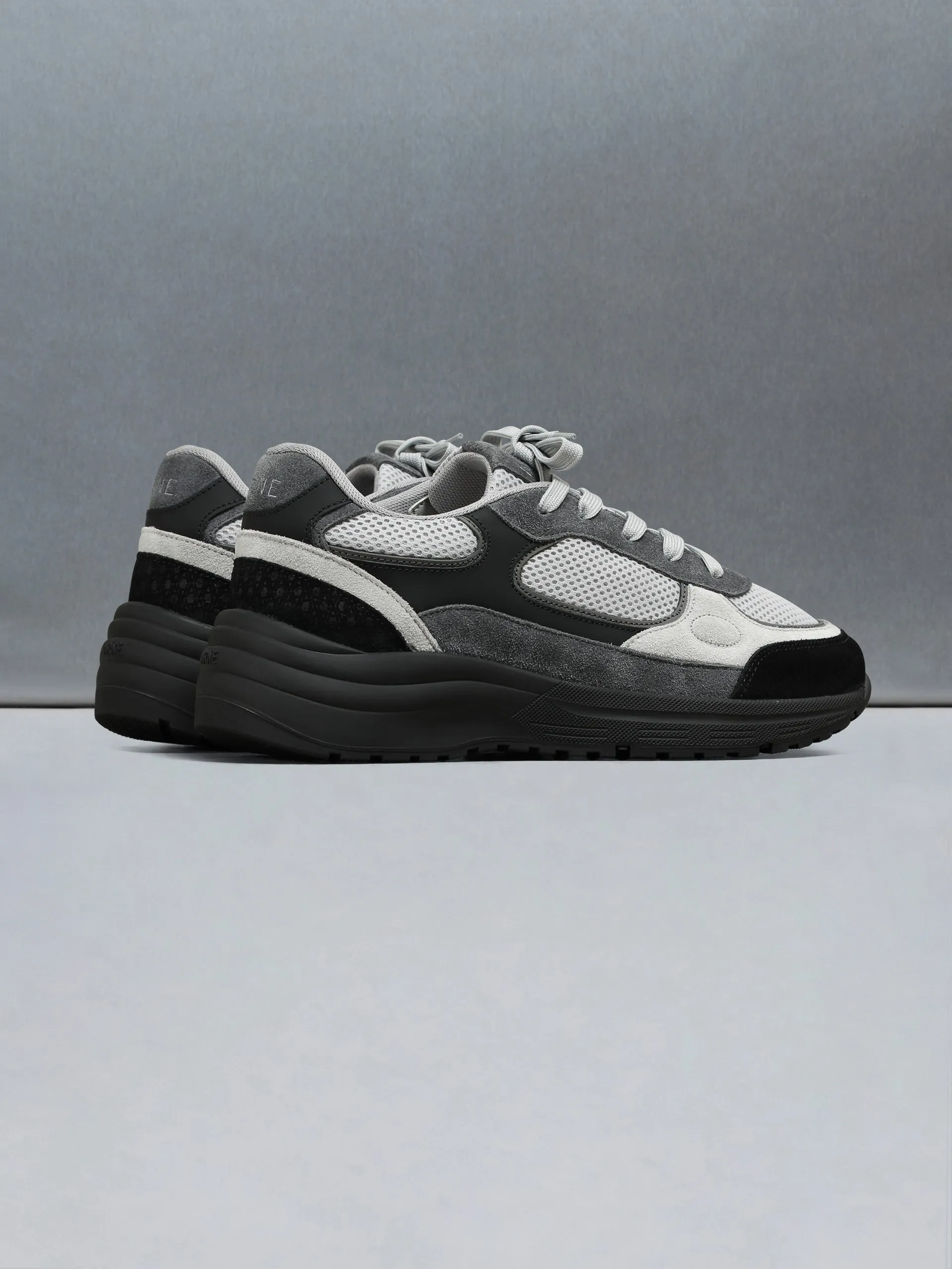 Apollo Runner in Grey Black